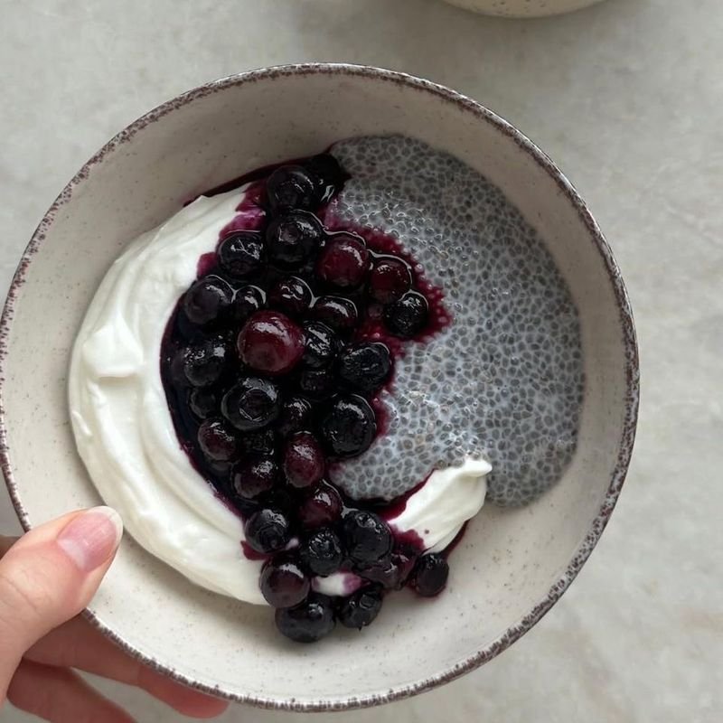 Tigela de iogurte com pudim de chia e mirtilos